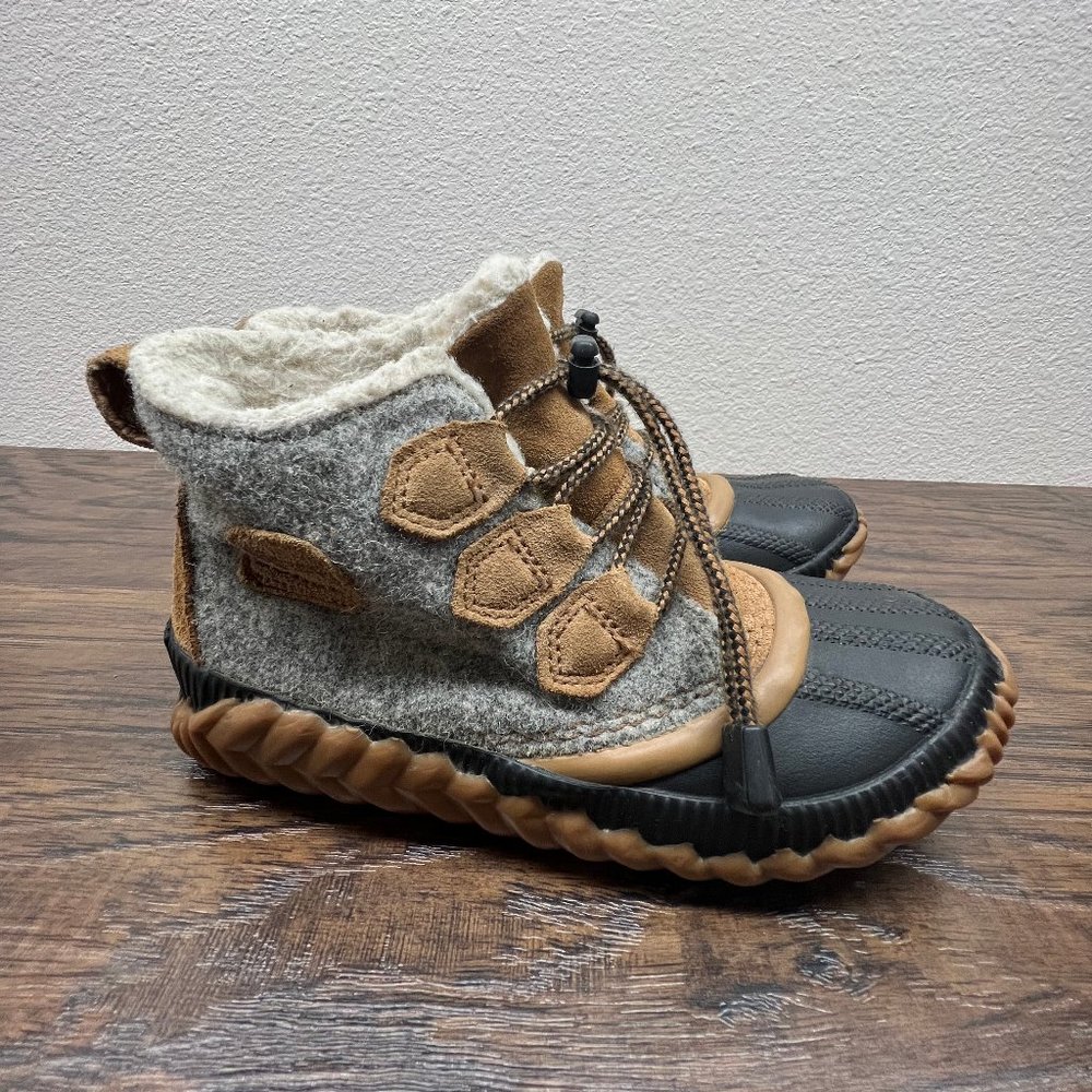 Sorel Out N About Plus Boots Size 2 Gray Felt Insulated Duck Waterproof 1954